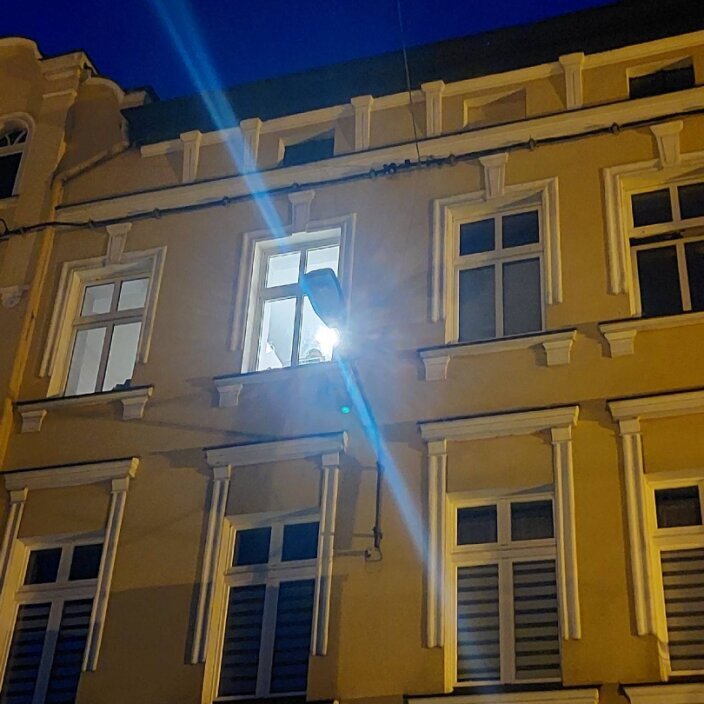 Oświetlenie — Słońce świeci jasno przez okna żółtego budynku, , Ostrzeszów.