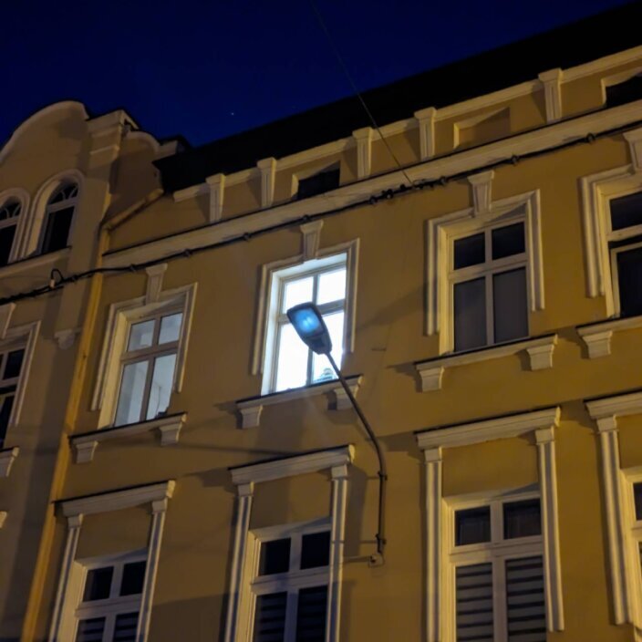 Oświetlenie — Jest latarnia uliczna, która znajduje się po stronie budynku, , Ostrzeszów.